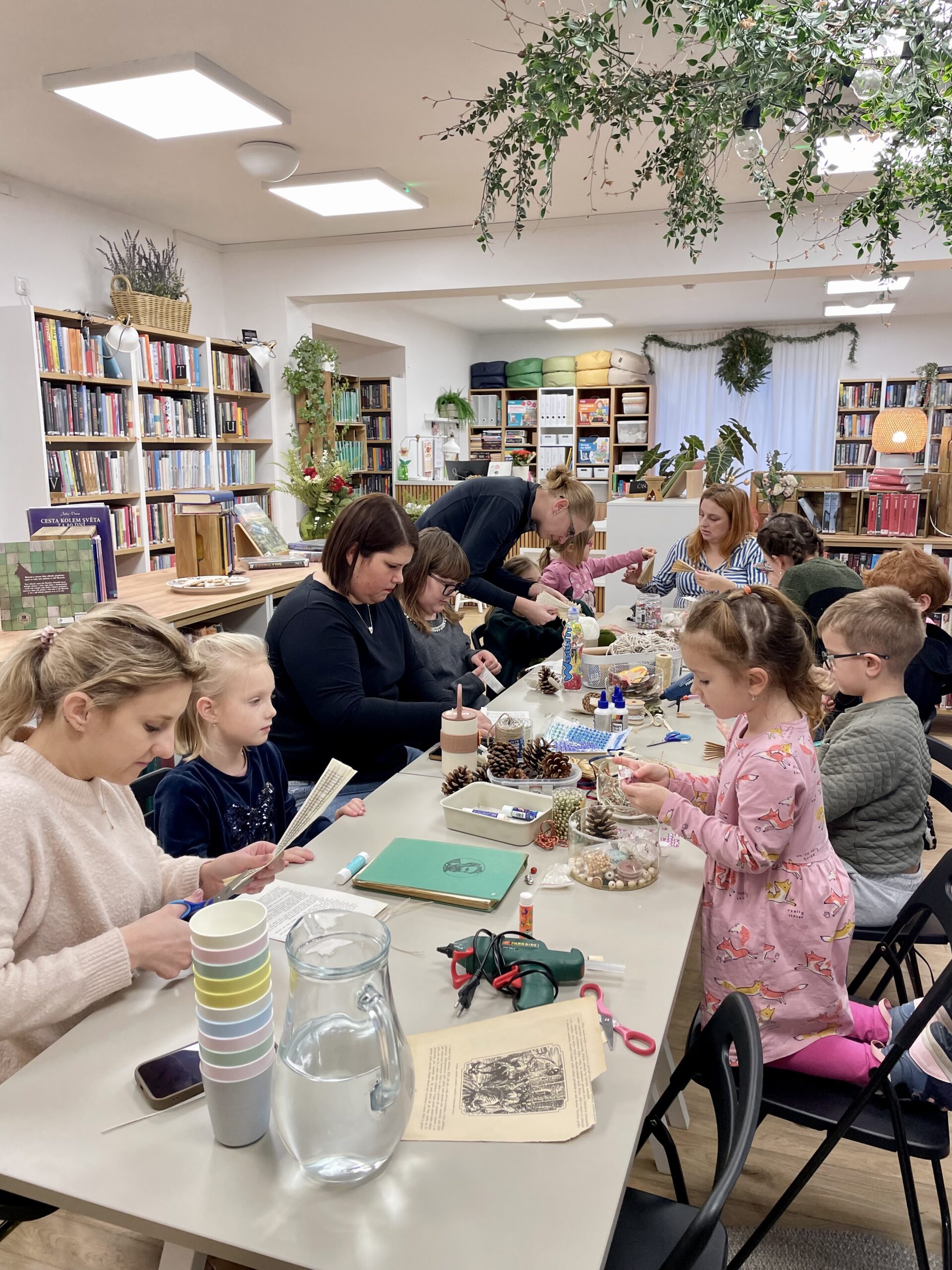 Vánoční ozdoby z vyřazených knih – tvoření pro děti